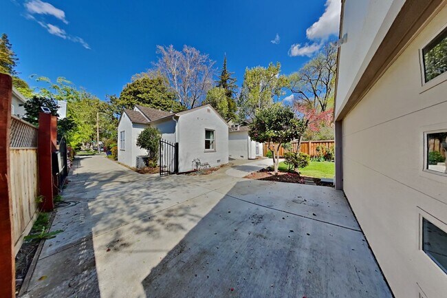 Building Photo - Charming Land Park Cottage – A Hidden Gem in the Heart of the City