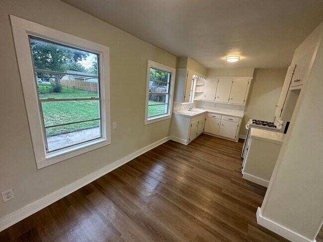 Building Photo - 1908 E Mimosa Ave