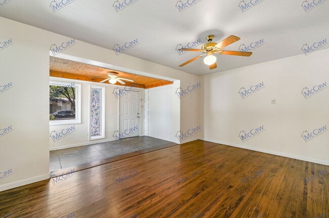Building Photo - 2704 Highwood Dr