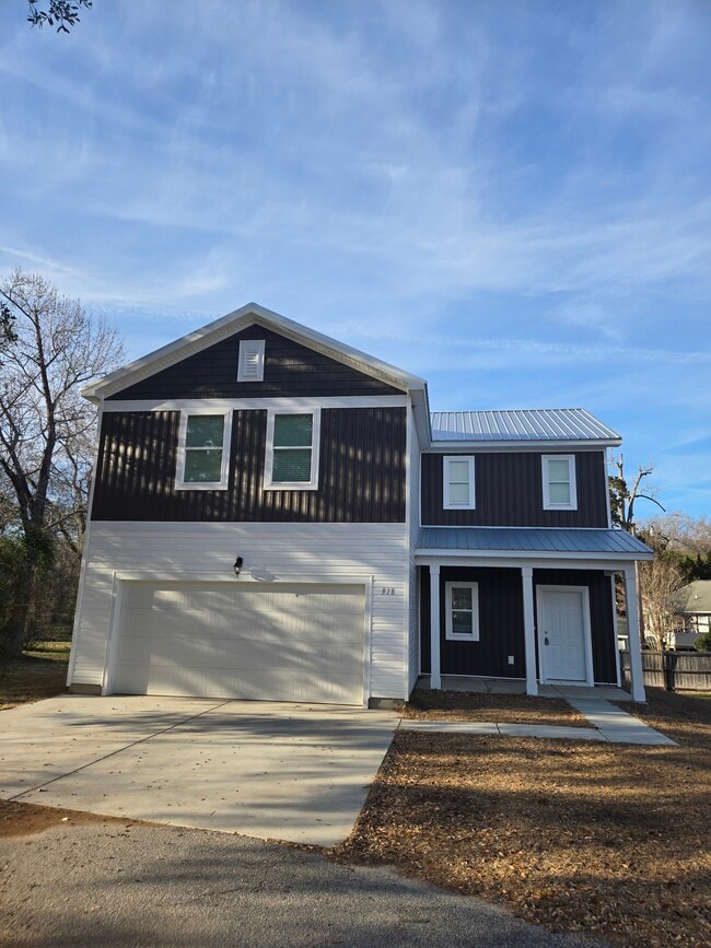 Building Photo - 918 Friendship St