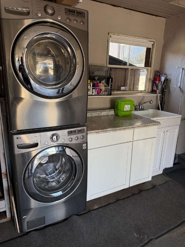 Building Photo - "Charming 3-Bedroom Oasis with Granite Elegance & Hardwood Warmth in Concord!"