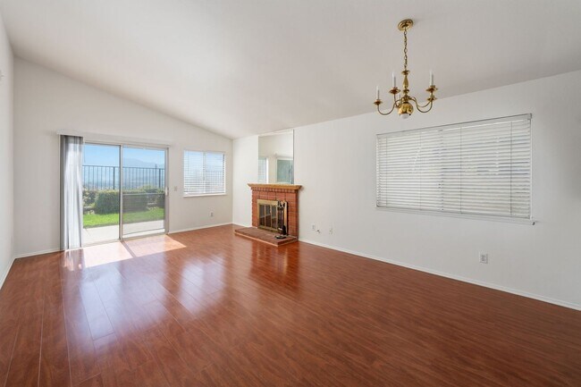 Building Photo - Sparkling Clean 3 Bedroom, 2 Bath Home with a View!