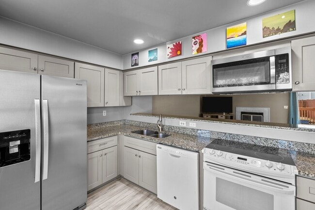 Building Photo - Charming and updated Virginia Beach townho...