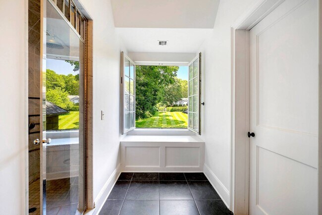 Building Photo - 662-672 Noyac Path