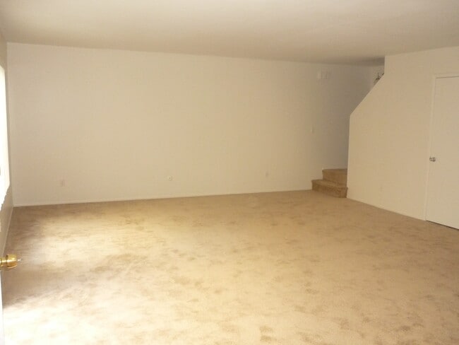 Building Photo - Paradise Hills Townhome!