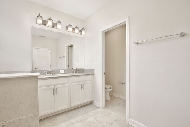 Building Photo - Beautiful 4/3.5 Townhome with a Spacious 2 Car Garage Located in Trails at Moss Park - Orlando