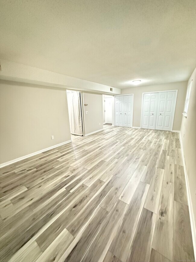Building Photo - 402 Twin Circle Dr