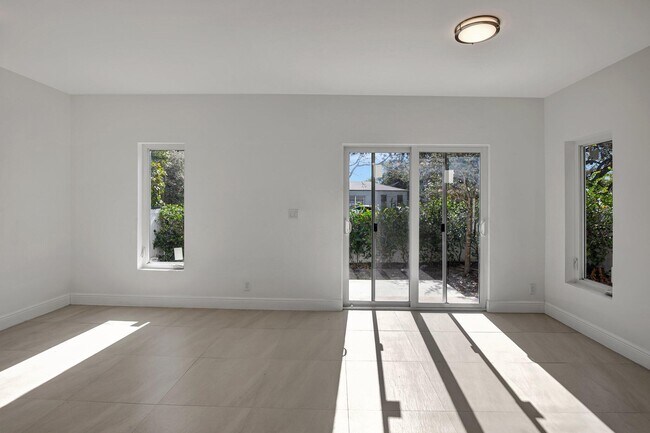Building Photo - 1102 S 20th Ave