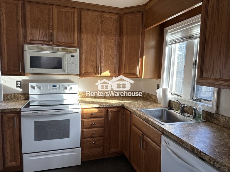 Building Photo - 223 Deep Dale Dr