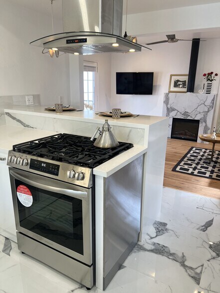 Gas range - 3207 30th St