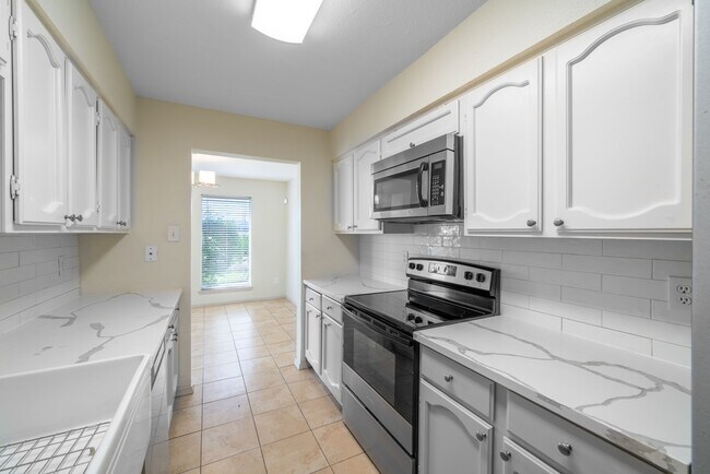 Building Photo - 7847 Green Lawn Dr