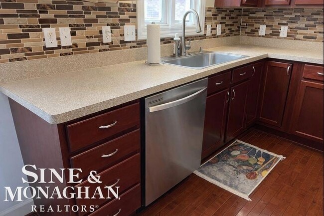 Building Photo - 904 Trombley Rd