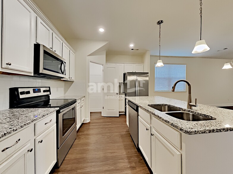 Building Photo - 6001 Trailwater Dr