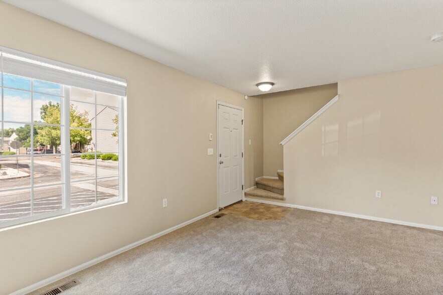 Building Photo - Move-In Ready 2-Bed Townhome with A/C & Fi...