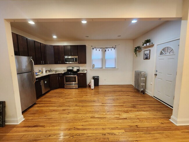 Building Photo - Large 2-bed/2-bath Apartment With Updated Kitchen and Large Living Room