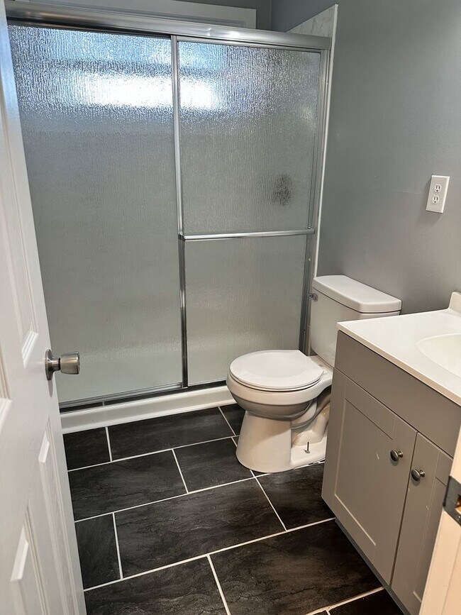 Building Photo - ***3 Bed Ranch with off-street parking and large yard!