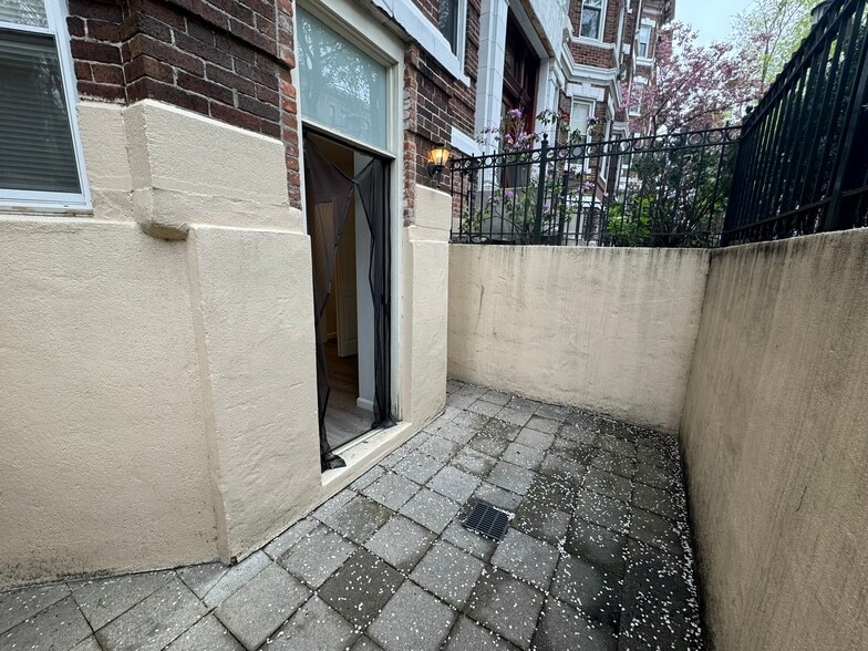 Building Photo - 24 Queensberry St