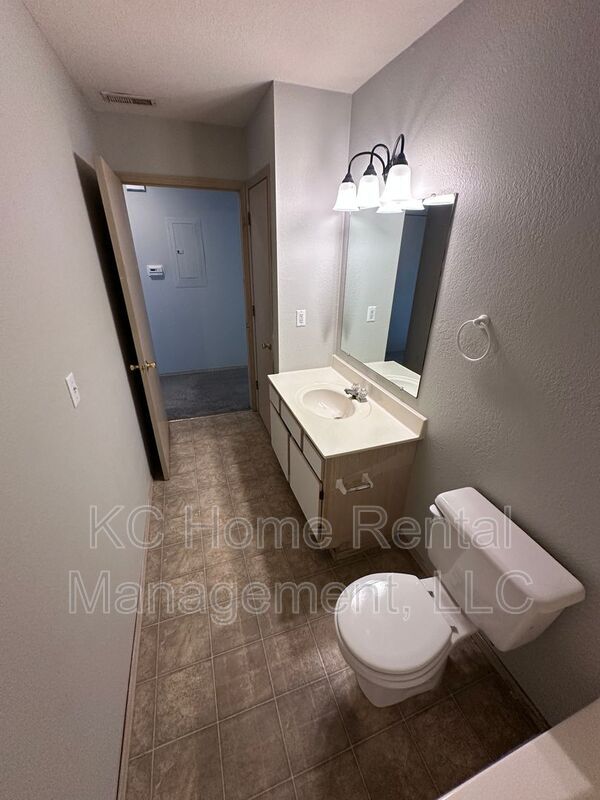 Building Photo - 2128 Highridge Dr