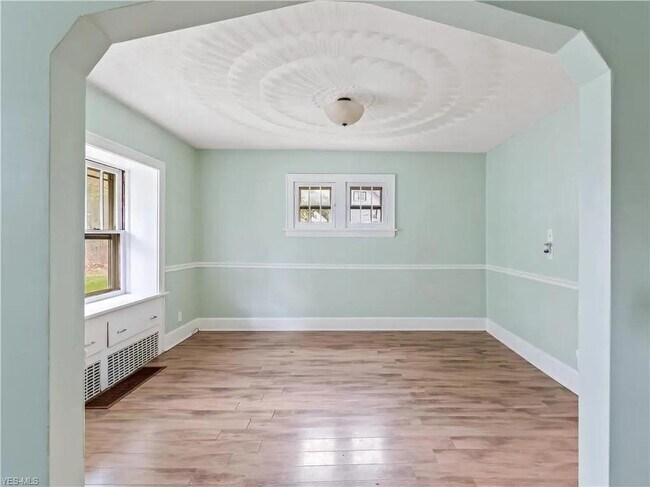 Building Photo - 47 E Mapledale Ave