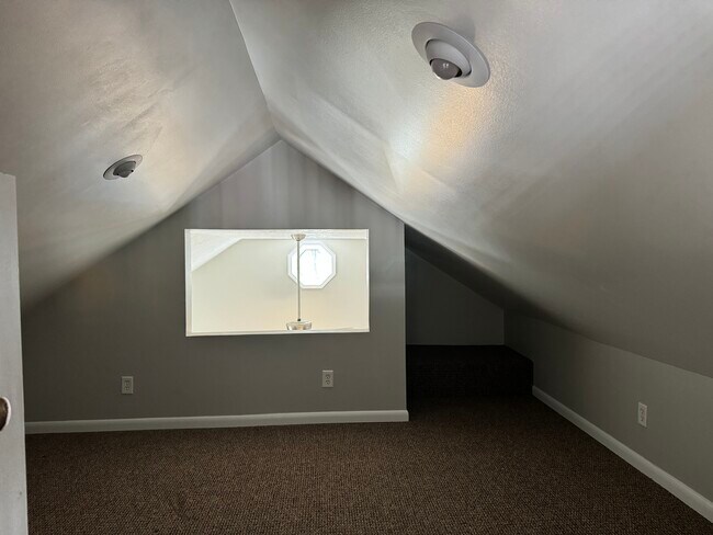 Building Photo - 285 1/2 Walnut St