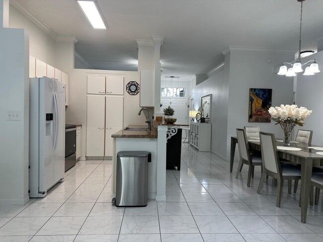 Building Photo - 717 Lake Wellington Dr