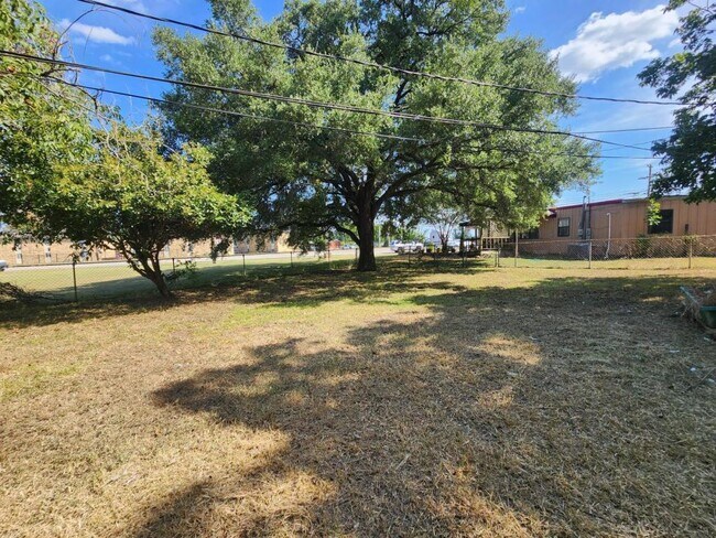 Building Photo - 803 N Oneal St
