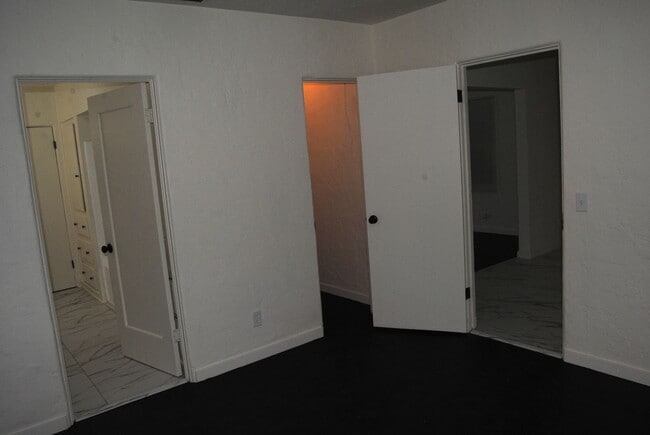 Building Photo - 408 Oildale Dr