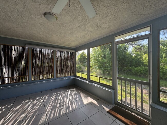 Building Photo - 927 Lemon Bay Dr