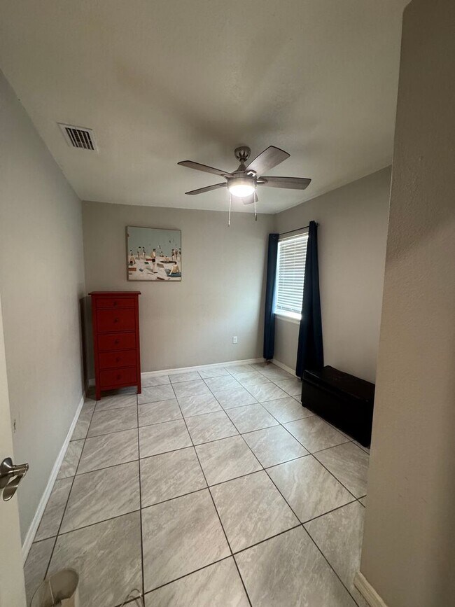 Building Photo - 2 bedroom 1 bath close to downtown Melbourne, FIT and the beaches.