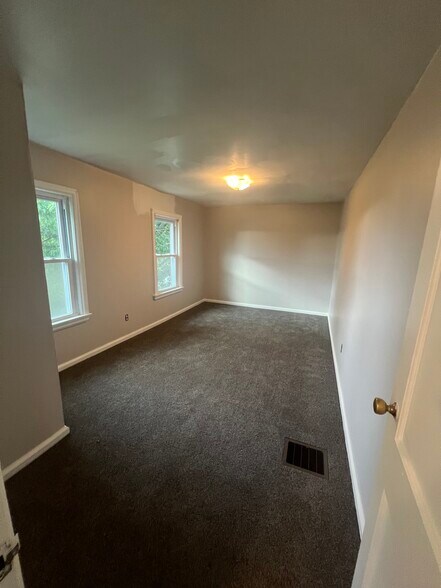 Building Photo - 1550 W 45th St