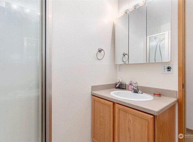 Building Photo - 2296 James Cir