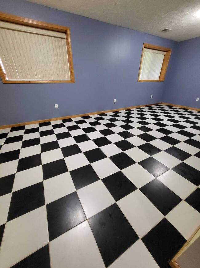 Building Photo - 3 bed 2.5 bath