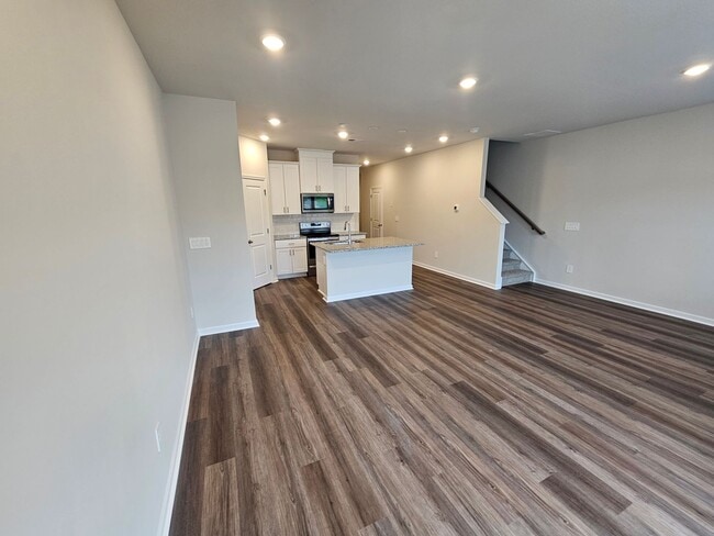 Building Photo - Like-New townhome in Concord