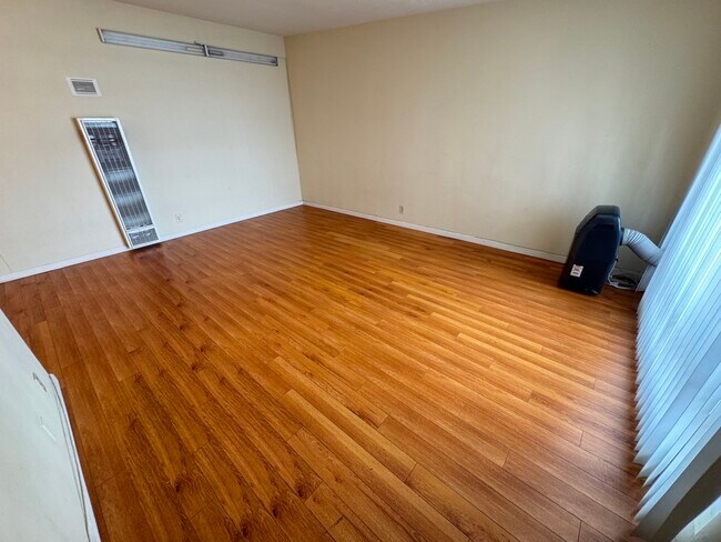 Building Photo - 521 S Manhattan Pl