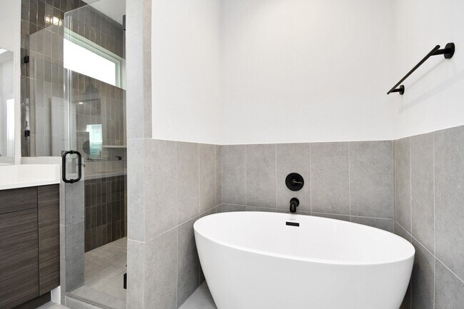 Building Photo - 311 Charlock St