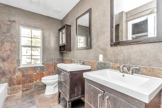 Building Photo - 12418 Mill Ridge Dr