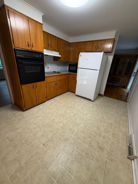 Primary Photo - 512 Oakridge Dr