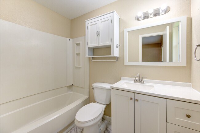 Building Photo - 3702 Royal Manor Dr