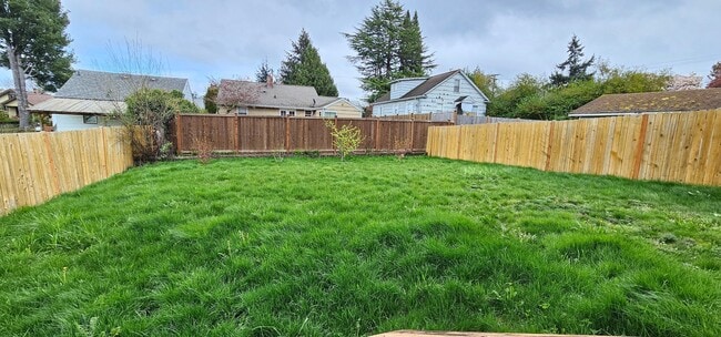 Building Photo - Spacious Bremerton Two-Story