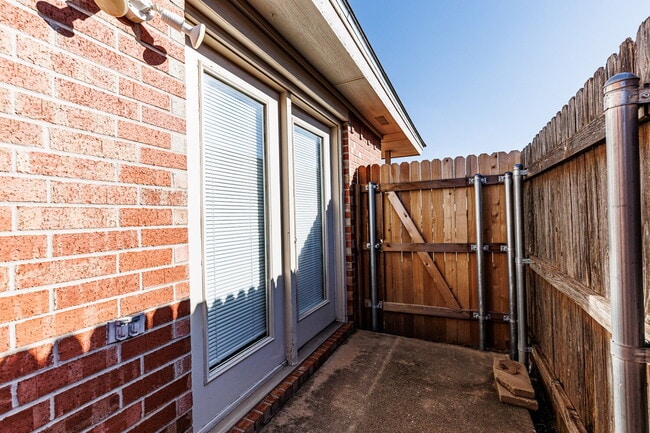 Building Photo - Super Cute Duplex in South Lubbock
