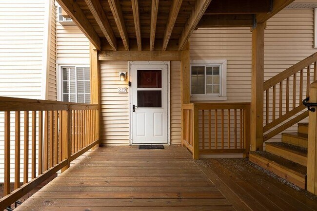 Building Photo - 219 Fox Run Ln