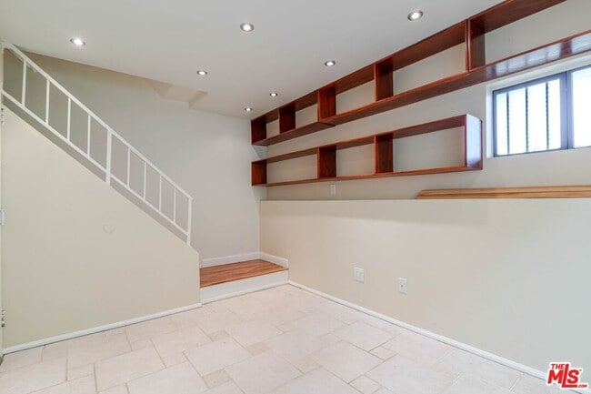 Building Photo - 13959 Victory Blvd