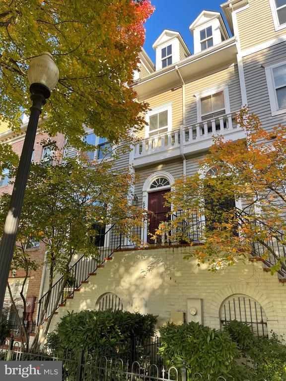 Building Photo - 650 9th St SW