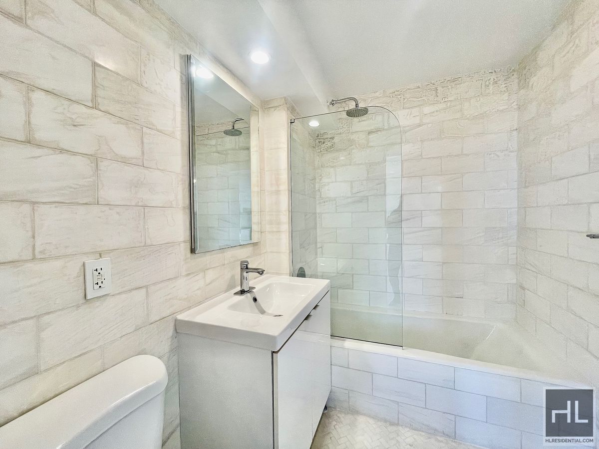 Building Photo - Gorgeous rent stabilized 1 bedroom apartment spanning 700 sq with private balcony, dishwasher, mi...