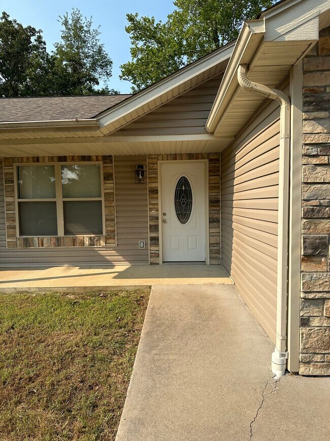 Building Photo - 335 Lyle Curtis Cir