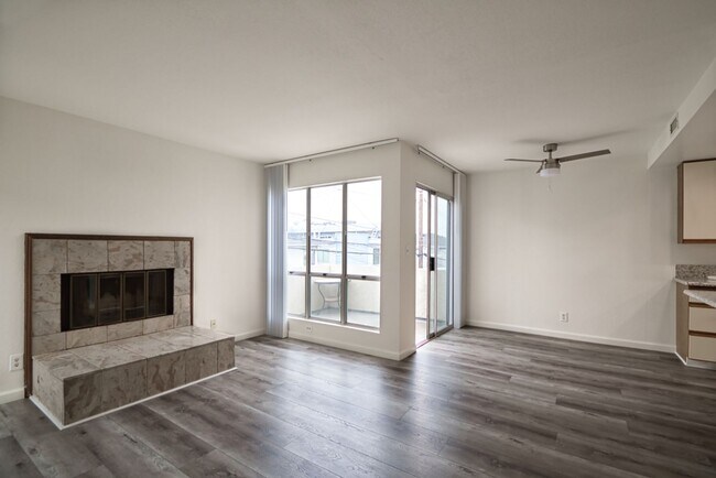 Building Photo - j444