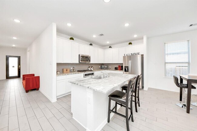 Building Photo - 8034 Royal Palm Dr