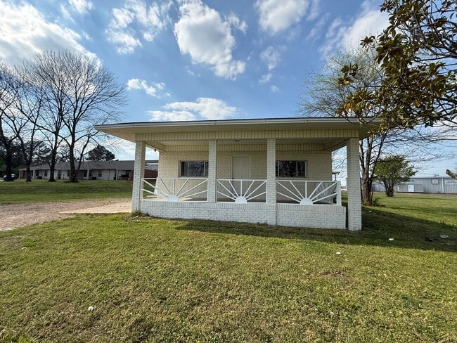 Building Photo - Renovated 5 Bedroom 2 Bath Home for Rent!