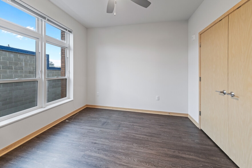 Building Photo - 1121 S Park St