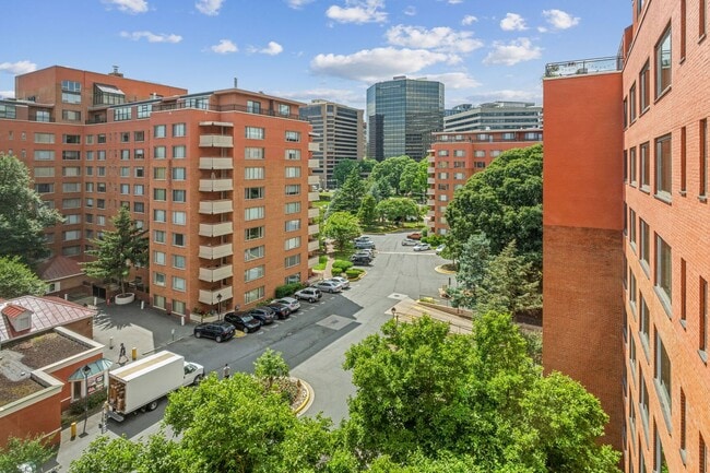Building Photo - Spacious & Bright Studio at River Place